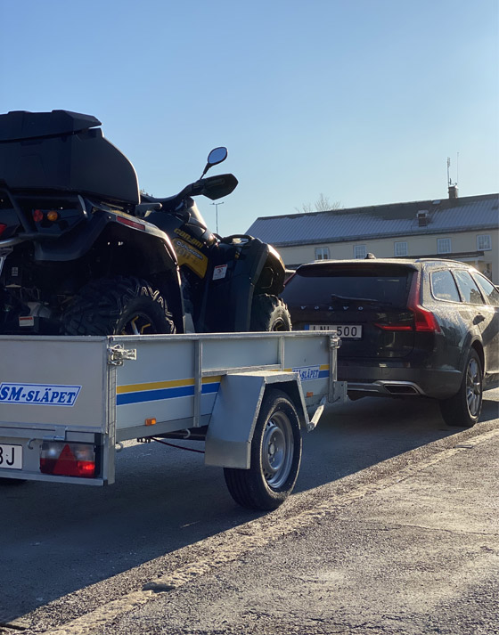 Bromsade släpvagnar lastade med föremål